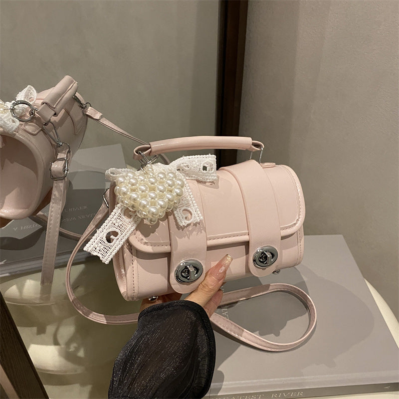 Elegant Single-Shoulder Crossbody Bag with High-Fashion Appeal This versatile shoulder bag