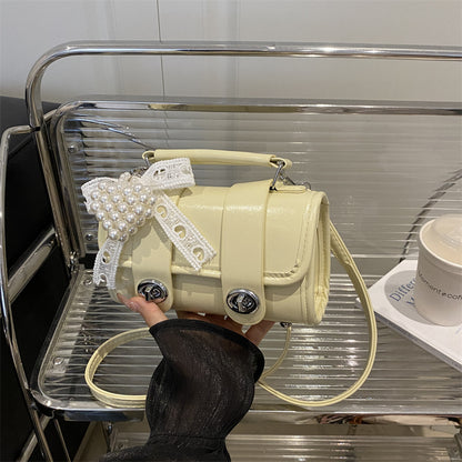 Elegant Single-Shoulder Crossbody Bag with High-Fashion Appeal This versatile shoulder bag