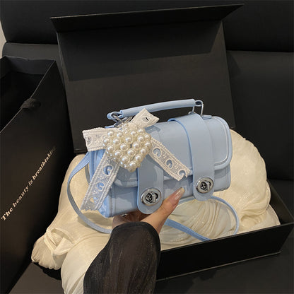 Elegant Single-Shoulder Crossbody Bag with High-Fashion Appeal This versatile shoulder bag