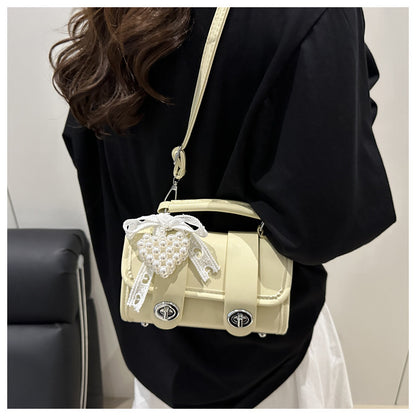 Elegant Single-Shoulder Crossbody Bag with High-Fashion Appeal This versatile shoulder bag