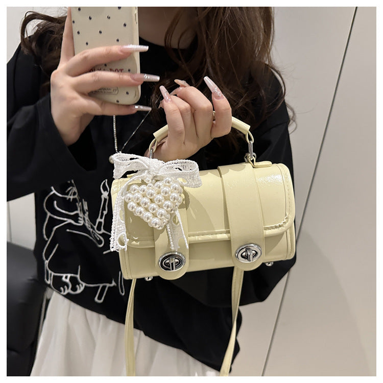 Elegant Single-Shoulder Crossbody Bag with High-Fashion Appeal This versatile shoulder bag
