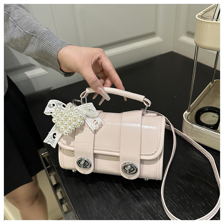 Elegant Single-Shoulder Crossbody Bag with High-Fashion Appeal This versatile shoulder bag