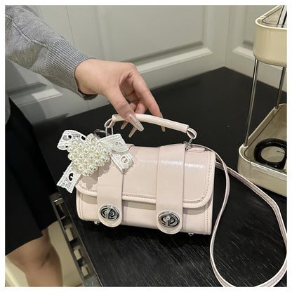 Elegant Single-Shoulder Crossbody Bag with High-Fashion Appeal This versatile shoulder bag