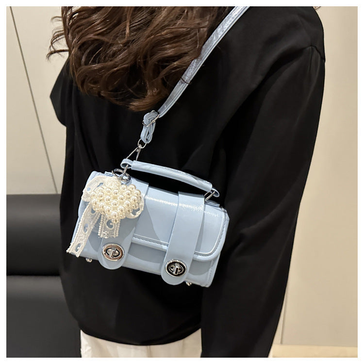 Elegant Single-Shoulder Crossbody Bag with High-Fashion Appeal This versatile shoulder bag