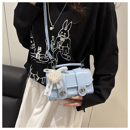 Elegant Single-Shoulder Crossbody Bag with High-Fashion Appeal This versatile shoulder bag