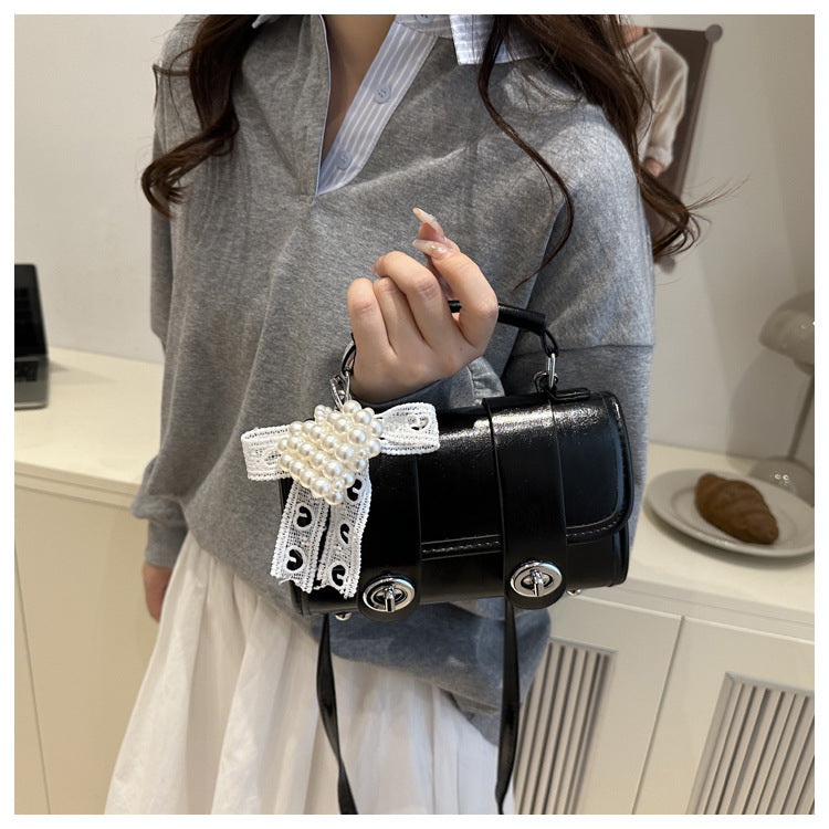 Elegant Single-Shoulder Crossbody Bag with High-Fashion Appeal This versatile shoulder bag