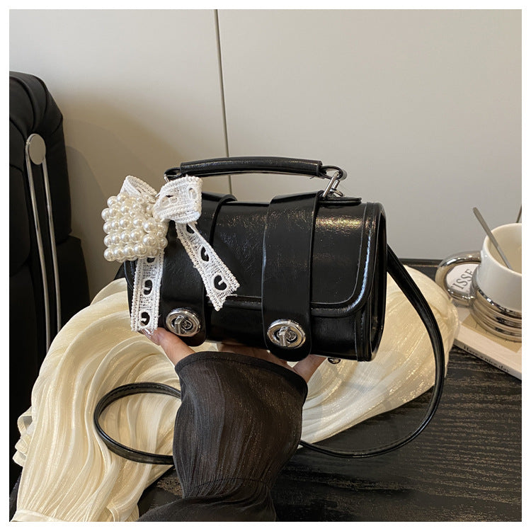 Elegant Single-Shoulder Crossbody Bag with High-Fashion Appeal This versatile shoulder bag