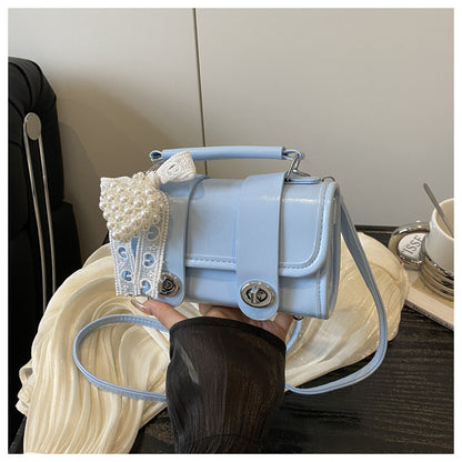 Elegant Single-Shoulder Crossbody Bag with High-Fashion Appeal This versatile shoulder bag
