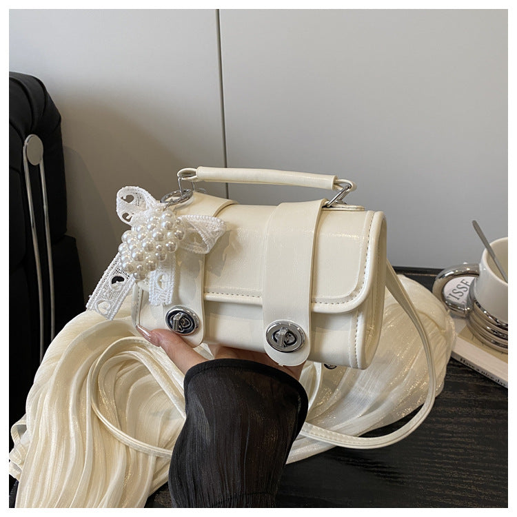 Elegant Single-Shoulder Crossbody Bag with High-Fashion Appeal This versatile shoulder bag