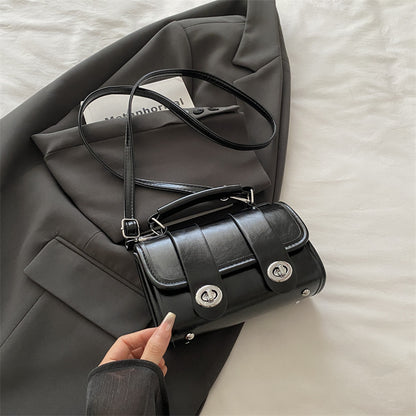 Elegant Single-Shoulder Crossbody Bag with High-Fashion Appeal This versatile shoulder bag
