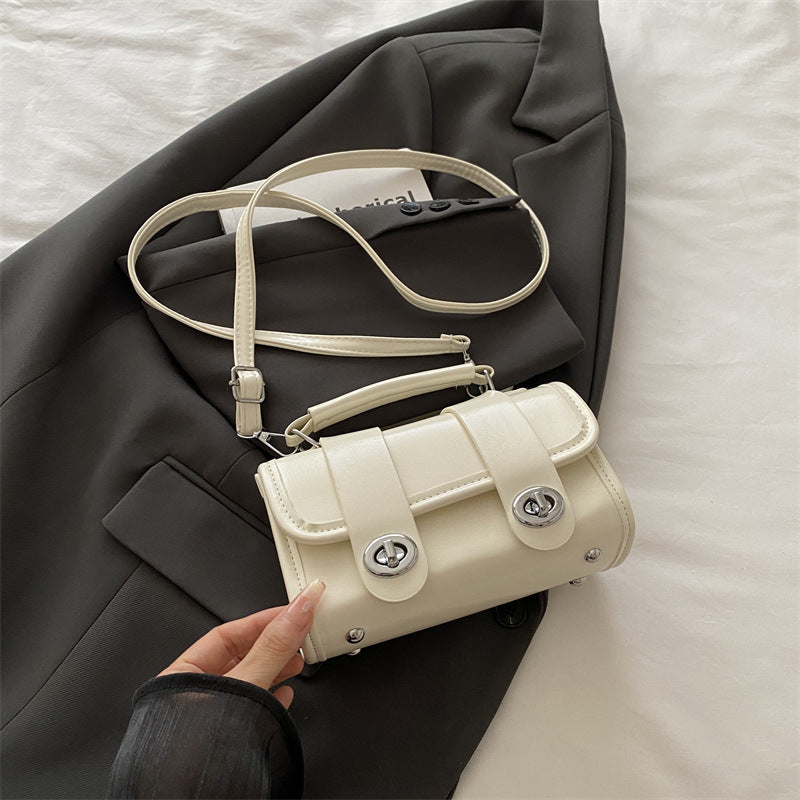Elegant Single-Shoulder Crossbody Bag with High-Fashion Appeal This versatile shoulder bag