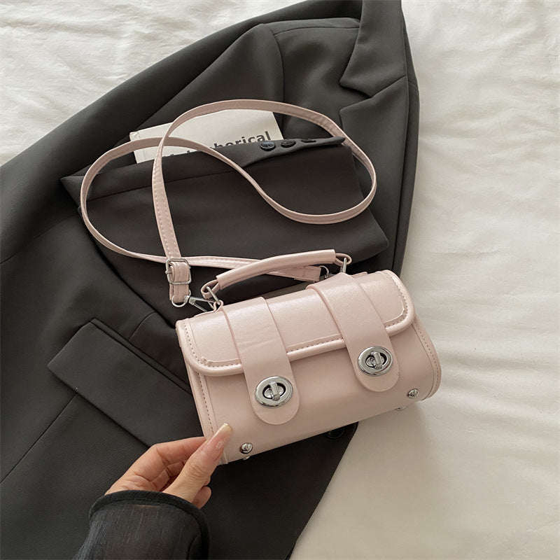 Elegant Single-Shoulder Crossbody Bag with High-Fashion Appeal This versatile shoulder bag