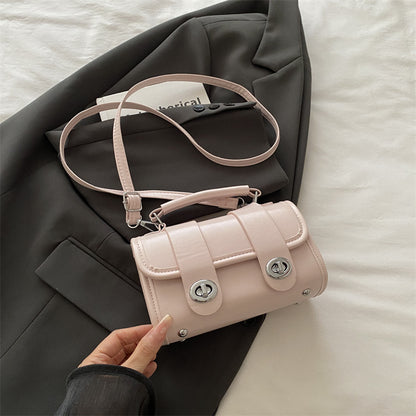 Elegant Single-Shoulder Crossbody Bag with High-Fashion Appeal This versatile shoulder bag